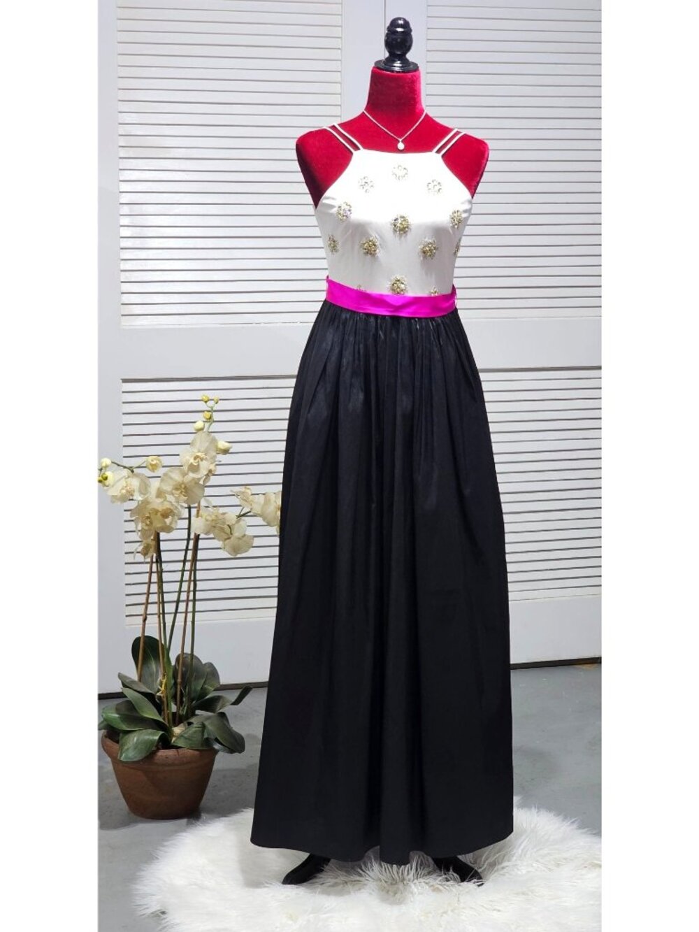 Aidan Mattox Women's Black/White Embordered Banded Waist Halter Dress Sz 0 291